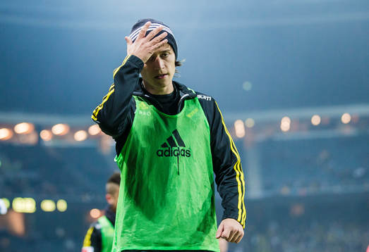 s Simon Thern deppar vid sidan av planen