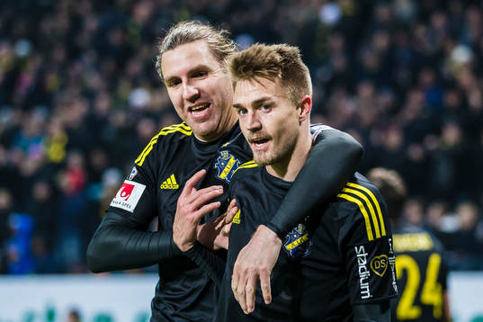s Rasmus Lindkvist, med Daniel Sundgren initialer på