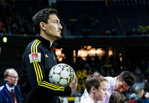 s Stefan Ishizaki vid inmarschen innan fotbollsmatchen i