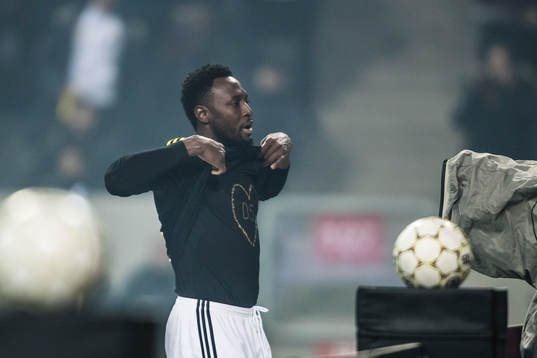 s Chinedu Obasi jublar och visar en en tshirt tillägnad