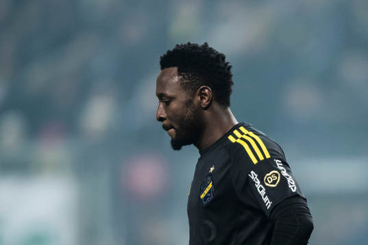 s Chinedu Ogbuke Obasi med Daniel Sundgrens initialer på