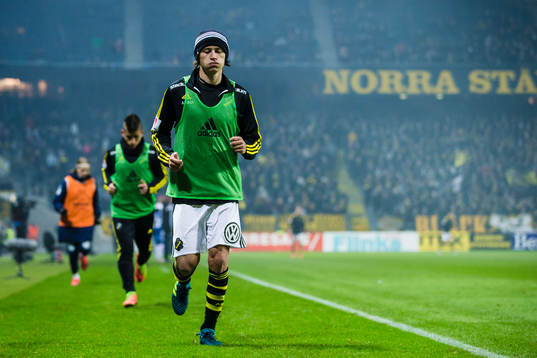 s Simon Thern värmer upp vid sidan av planen