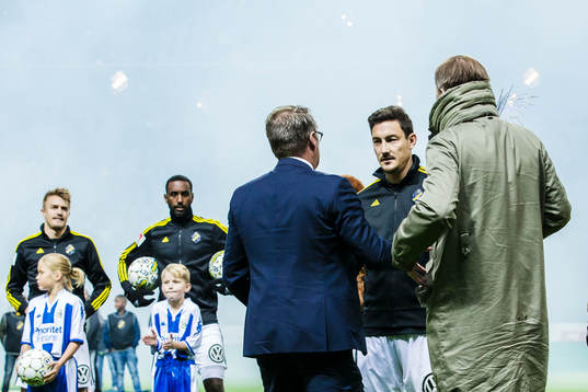 s Stefan Ishizaki med AIK:s VD Mikael Ahlerup innan
