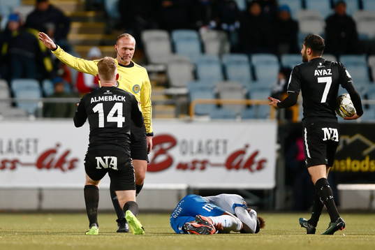 Örebros Michael Almebäck och Ferhad Ayaz  reagerar mot