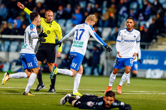 Norrköpings Karl Holmberg jublar med lagkamrater