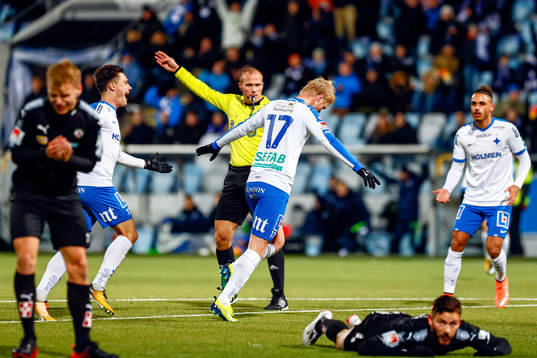 Norrköpings Karl Holmberg jublar med lagkamrater