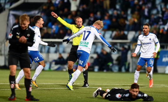 Norrköpings Kalle Holmberg jublar och Örebros spelare