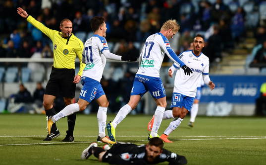 Norrköpings Kalle Holmberg jublar och Örebros spelare