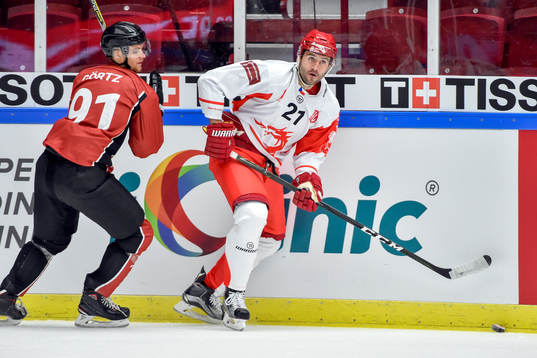 Max Görtz of Malmö Redhawks and Tomas Linhart of Ocelari