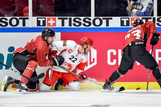 Vladimir Dravecky of Ocelari Trinec and Stefan Warg and
