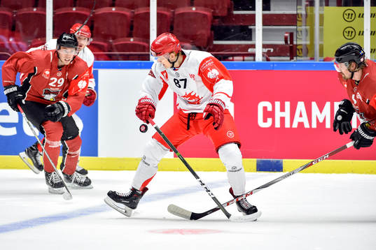 Oscar Eklind of Malmö Redhawks and Michal Kovarcik of