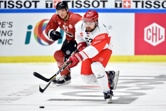 Milan Doudera of Ocelari Trinec and Max Görtz of Malmö