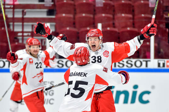 Aron Chmielewski of Ocelari Trinec celebrates with his