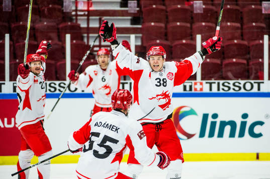Aron Chmielewski of Ocelari Trinec celebrates with his