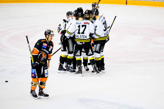 Stavanger Oilers celebrates 1-1