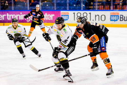 Lassi Kokkala of Stavanger Oilers and Viktor Granheim of