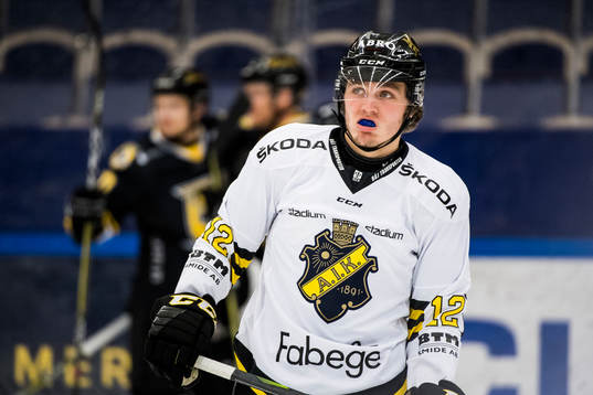 s Max Lindholm deppar