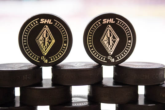 puckar innan ishockeymatchen i SHL mellan Karlskrona och