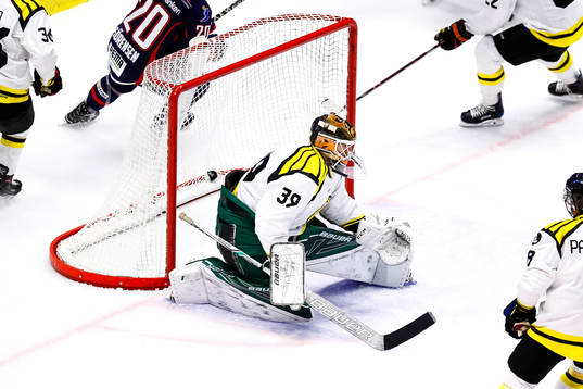 Brynäs målvakt Linus Fernström deppar
