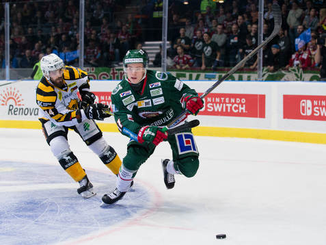 Skellefteås Morgan Ellis försöker stoppa Frölundas