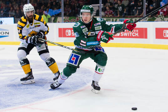 Skellefteås Morgan Ellis försöker stoppa Frölundas