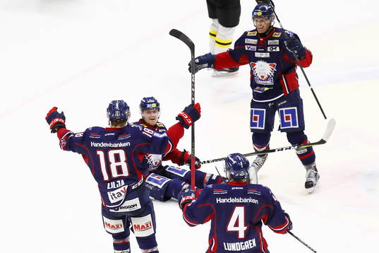 Linköpings Nick Sörensen sitter på isen och jublar mot