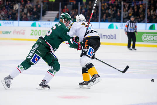 Frölundas Rasmus Dahlin tacklar Skellefteås Pär Lindholm