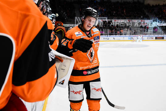 Karlskronas Henrik Törnqvist jublar