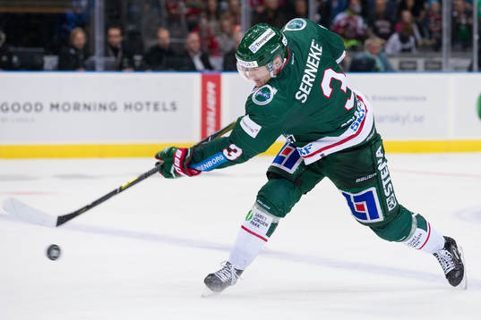 Frölundas Carl Grundström skjuter ett skott