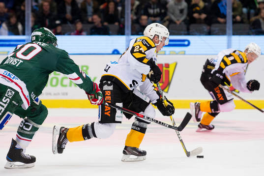 Skellefteås Andreas Wingerli före Frölundas Joel