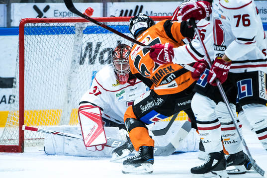 Karlskronas Konstantin Komarek  oroar framför Örebros