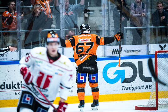 Karlskronas Konstantin Komarek jublar med publiken