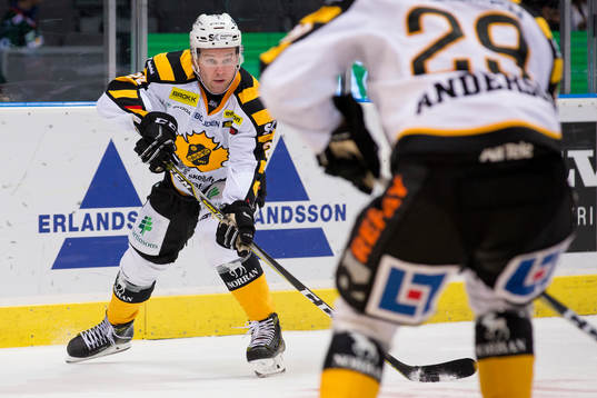 Skellefteås Mark Katic passar Matt Anderson