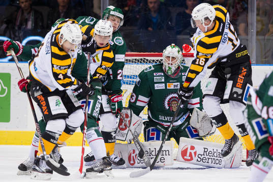 Frölundas målvakt Johan Mattsson fokuserar på pucken