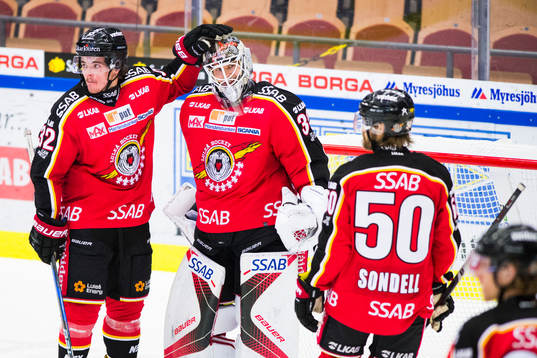 Luleås Oscar Engsund och målvakt Filip Gustavsson jublar