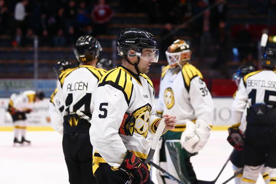 Brynäs Lukas Kilström och målvakt Linus Fernström deppar