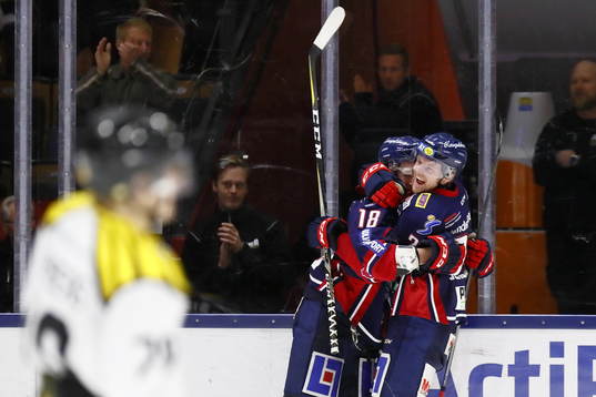 Linköpings Jakob Lilja kramas om och jublar