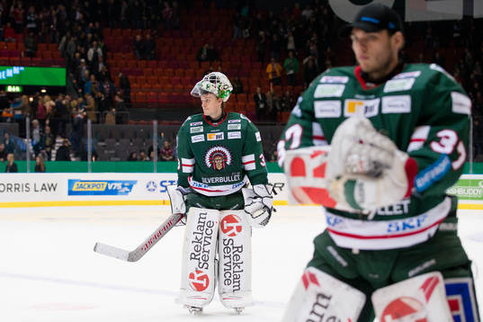Frölundas målvakt Johan Mattsson och målvakt Johan