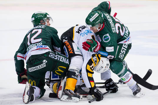 Frölundas Max Friberg och Joel Lundqvist i kamp om om