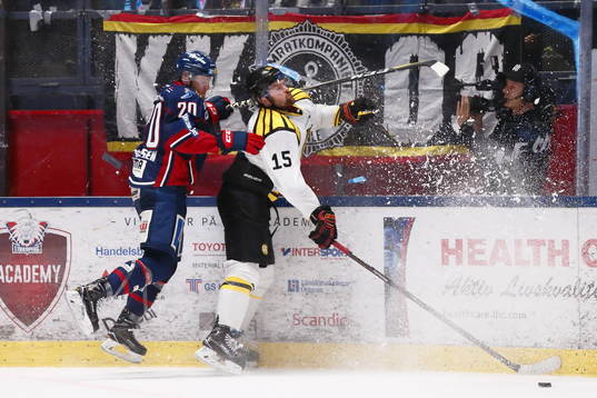 Linköpings Nick Sörensen och Brynäs Simon Bertilsson