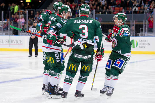 Frölundas Adam Almqvist jublar och omfamnas