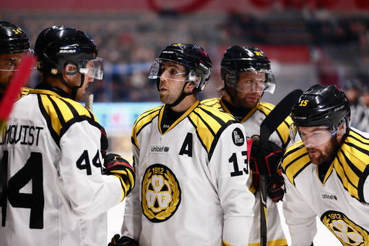 Brynäs Ryan Gunderson pratar med Jacob Blomqvist