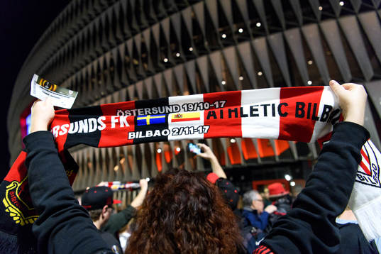 Östersundssupportrar utanför arenan innan fotbollsmatchen
