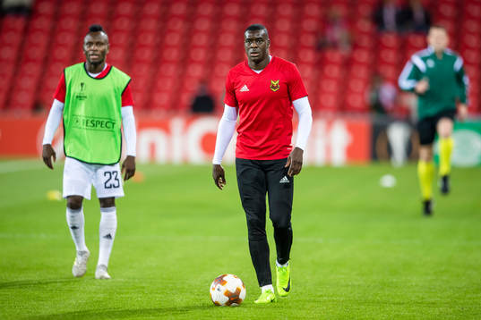 Östersunds Samuel Mensiro och Ken Sema  före