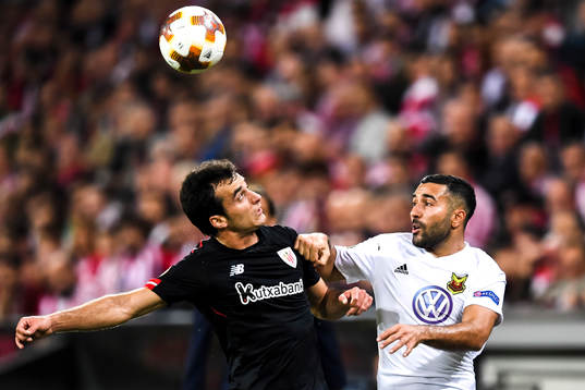 Athletic Bilbaos Inigo Lekue och Östersunds Saman Ghoddos