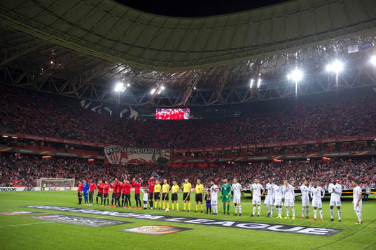 Spelarna vid lineup innan fotbollsmatchen i Europa League