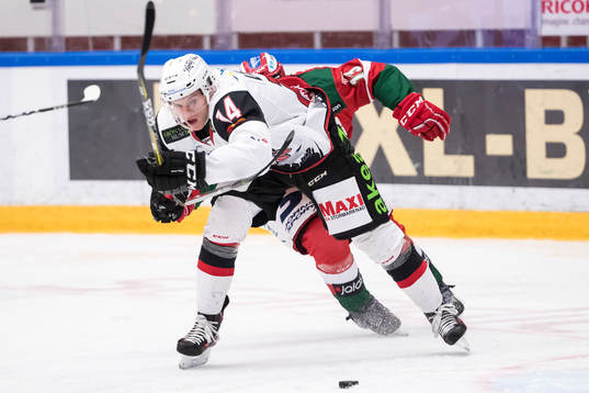 Moras Emil Bejmo jagar Malmö Redhawks Carl-Johan Lerby  i