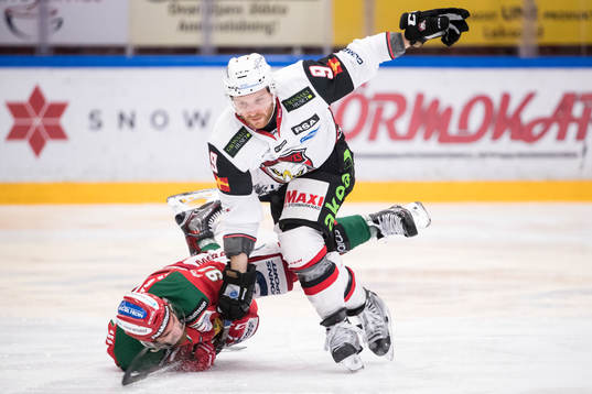 Moras Jacob Lagacé och Malmö Redhawks Frederik Storm  i
