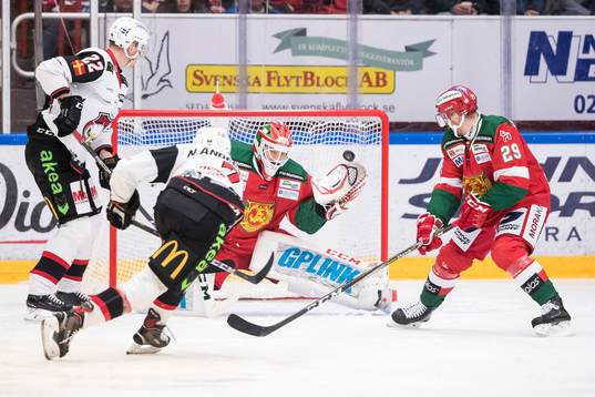 Malmö Redhawks Nils Andersson skott mot Moras målvakt