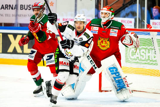 Malmö Redhawks Johan Olofsson oroar framför Moras Tomas
